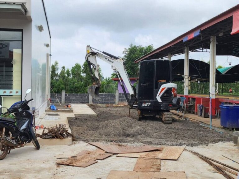 รถแบคโฮให้เช่าถนนสายเขื่อนลำปาว