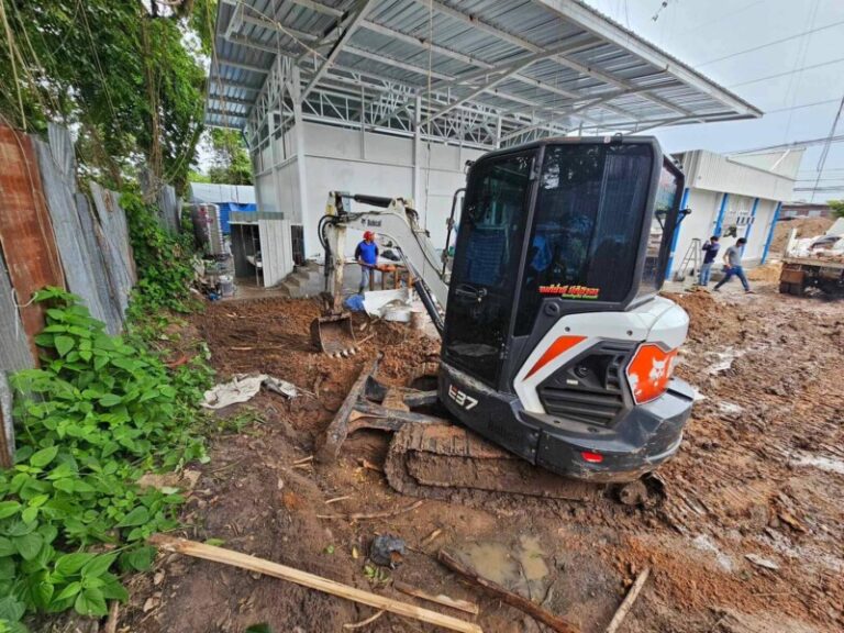 รถแบคโฮให้เช่าถนนสายกาฬสินธุ์–สมเด็จ