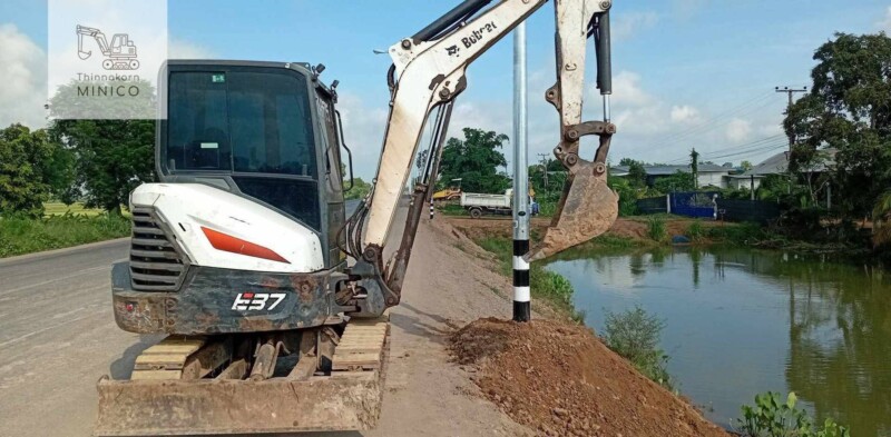 รถแบคโฮให้เช่าตลาดกุฉินารายณ์